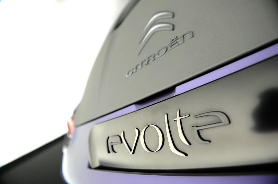 Логотип Citroen REVOLTe Concept 2009 года  (фото 61 из 84)